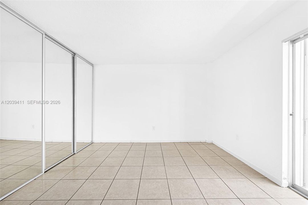 For Sale: $277,900 (1 beds, 1 baths, 667 Square Feet)