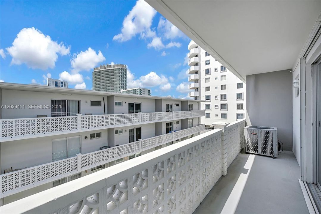 For Sale: $277,900 (1 beds, 1 baths, 667 Square Feet)