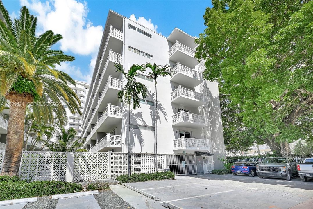 For Sale: $277,900 (1 beds, 1 baths, 667 Square Feet)