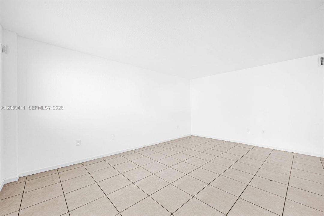 For Sale: $277,900 (1 beds, 1 baths, 667 Square Feet)