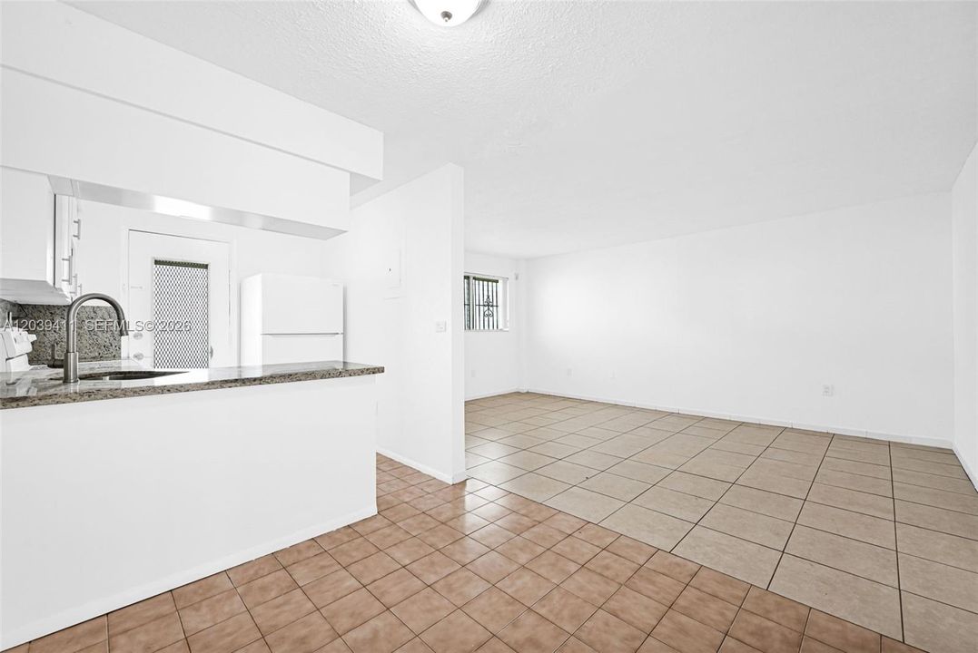 For Sale: $277,900 (1 beds, 1 baths, 667 Square Feet)
