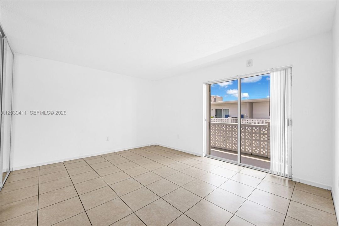 For Sale: $277,900 (1 beds, 1 baths, 667 Square Feet)