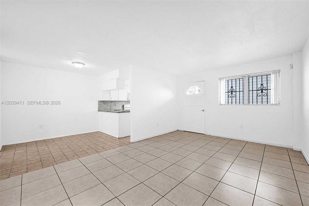 For Sale: $277,900 (1 beds, 1 baths, 667 Square Feet)