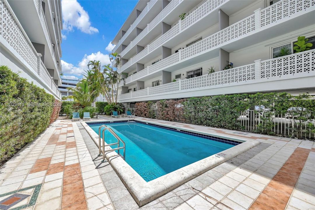 For Sale: $277,900 (1 beds, 1 baths, 667 Square Feet)