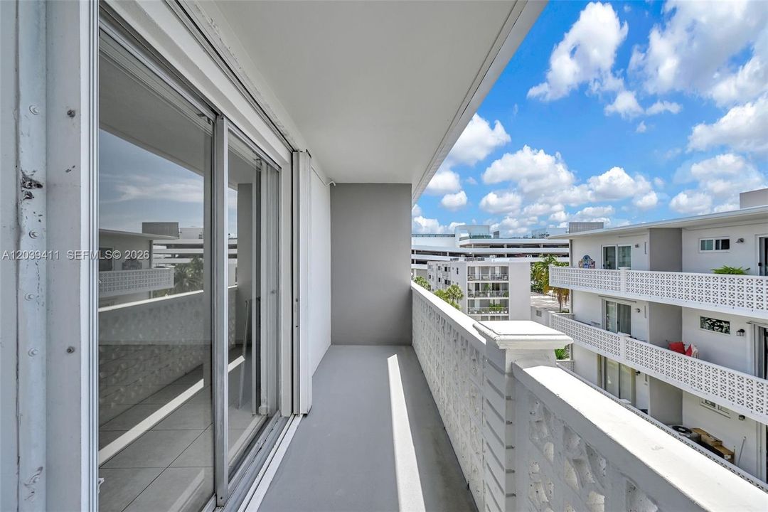 For Sale: $277,900 (1 beds, 1 baths, 667 Square Feet)