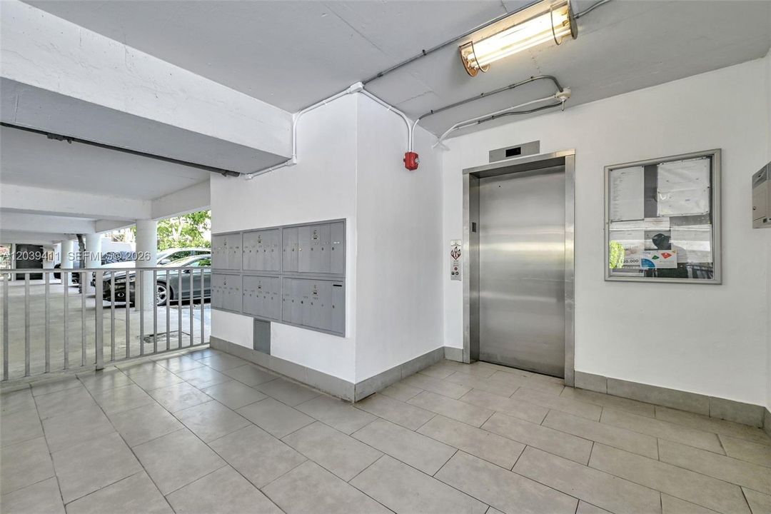 For Sale: $277,900 (1 beds, 1 baths, 667 Square Feet)
