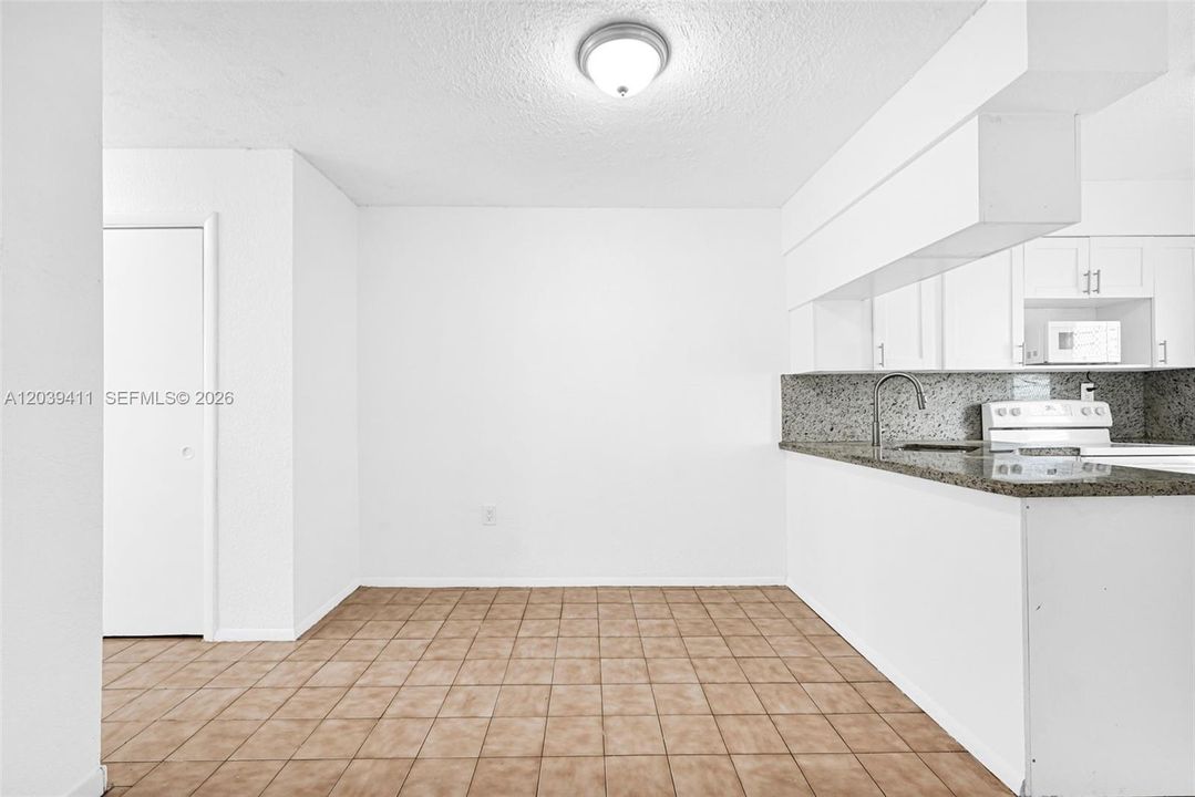 For Sale: $277,900 (1 beds, 1 baths, 667 Square Feet)