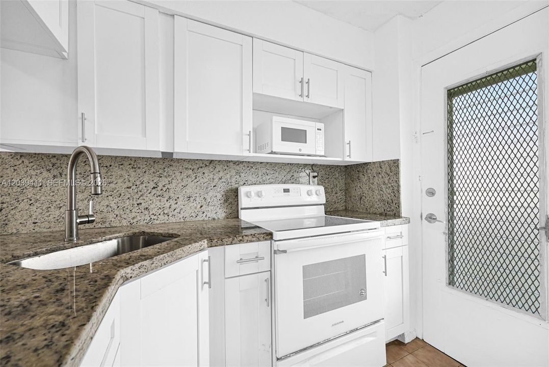 For Sale: $277,900 (1 beds, 1 baths, 667 Square Feet)