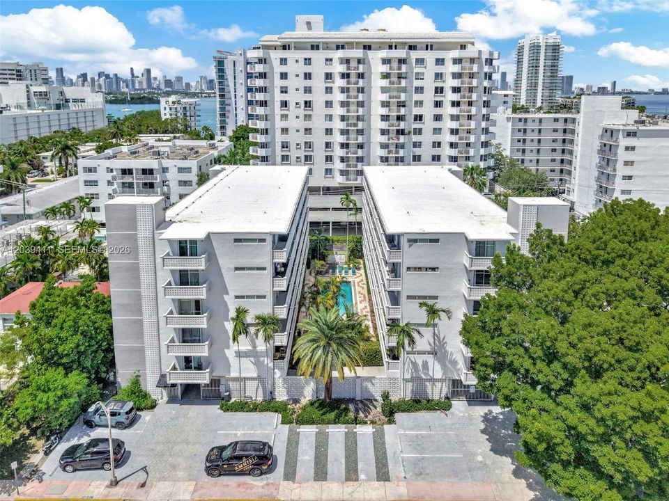 For Sale: $277,900 (1 beds, 1 baths, 667 Square Feet)