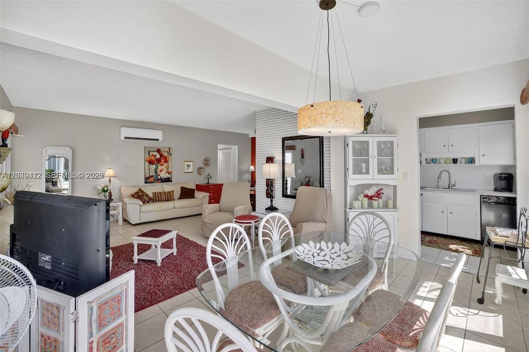 For Sale: $474,000 (1 beds, 1 baths, 770 Square Feet)