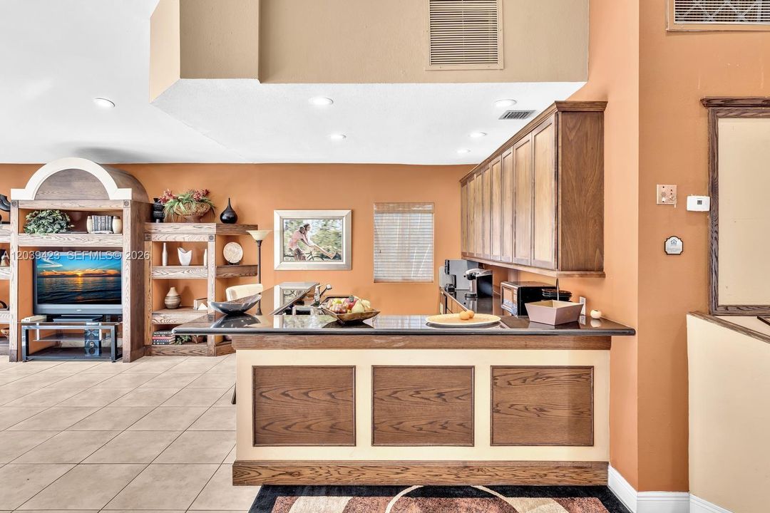 For Rent: $1,895 (1 beds, 1 baths, 695 Square Feet)