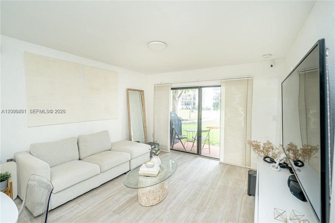 For Rent: $2,100 (2 beds, 2 baths, 986 Square Feet)