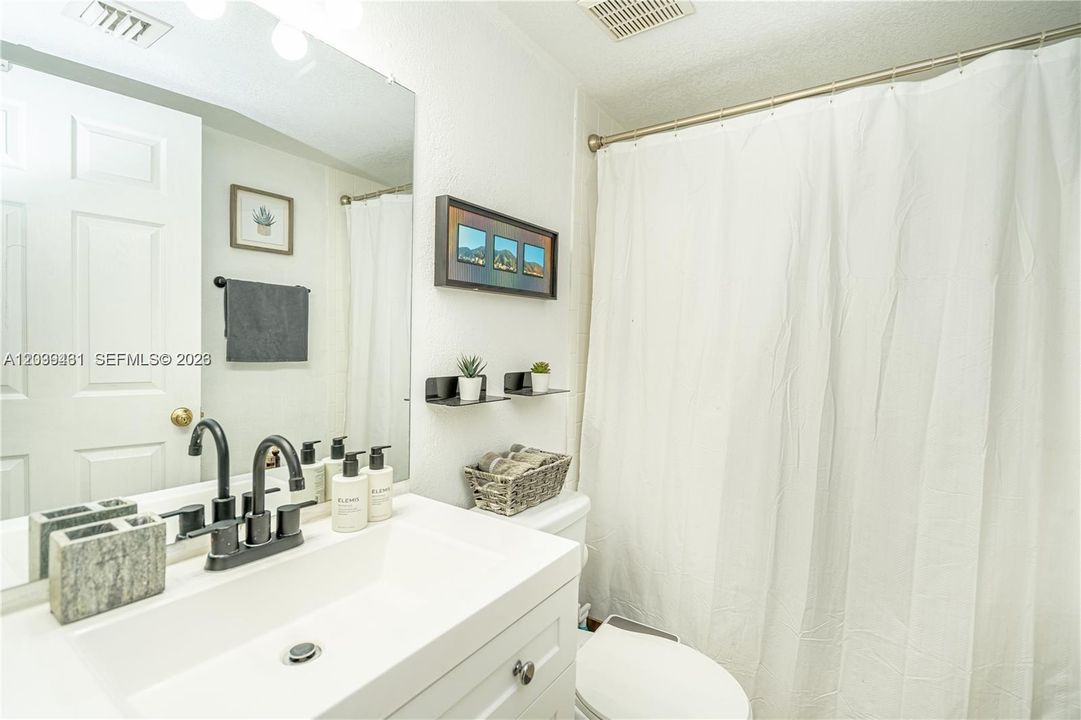 For Rent: $2,100 (2 beds, 2 baths, 986 Square Feet)