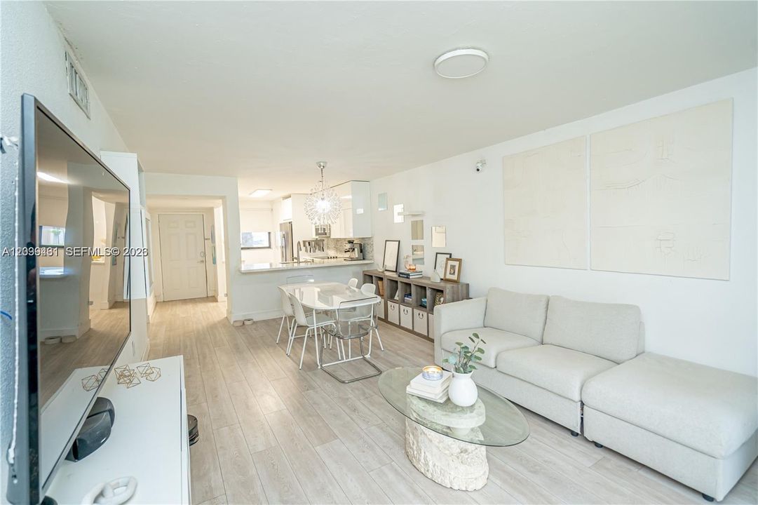 For Rent: $2,100 (2 beds, 2 baths, 986 Square Feet)