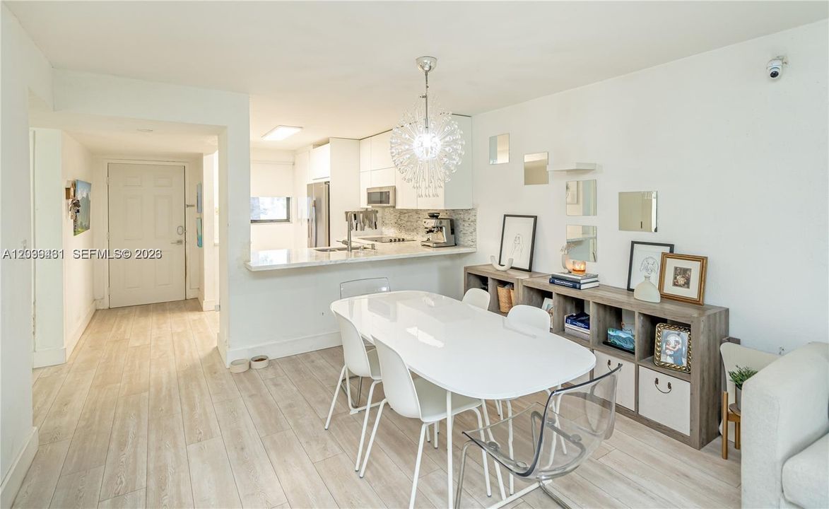 For Rent: $2,100 (2 beds, 2 baths, 986 Square Feet)
