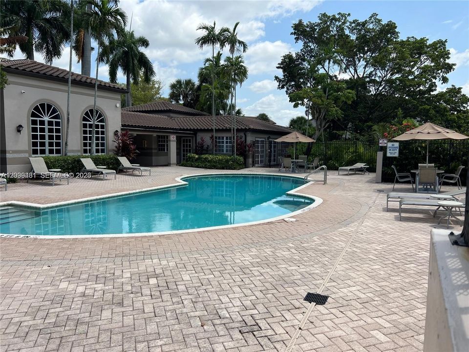 For Rent: $2,100 (2 beds, 2 baths, 986 Square Feet)