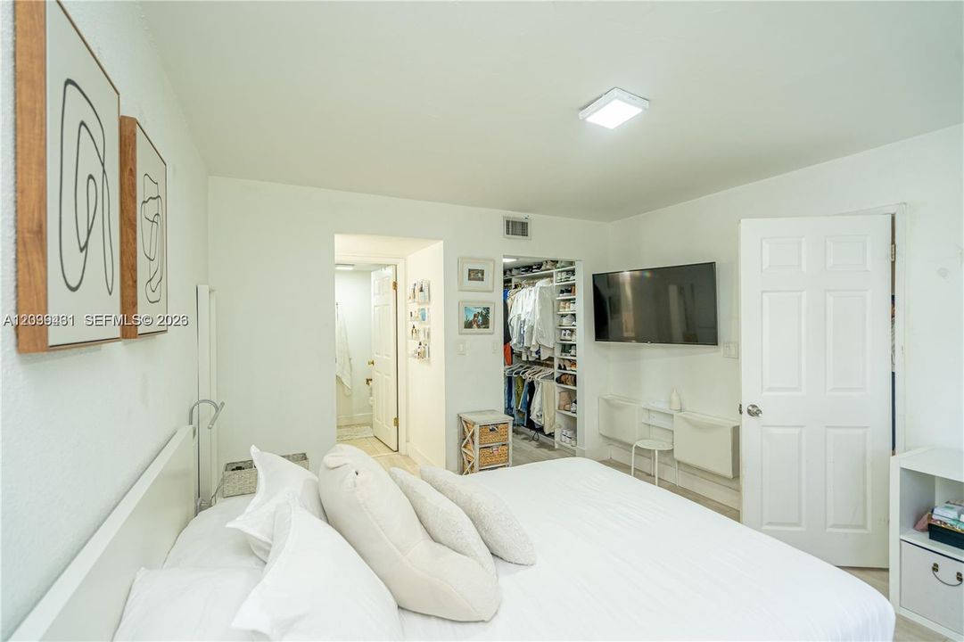For Rent: $2,100 (2 beds, 2 baths, 986 Square Feet)