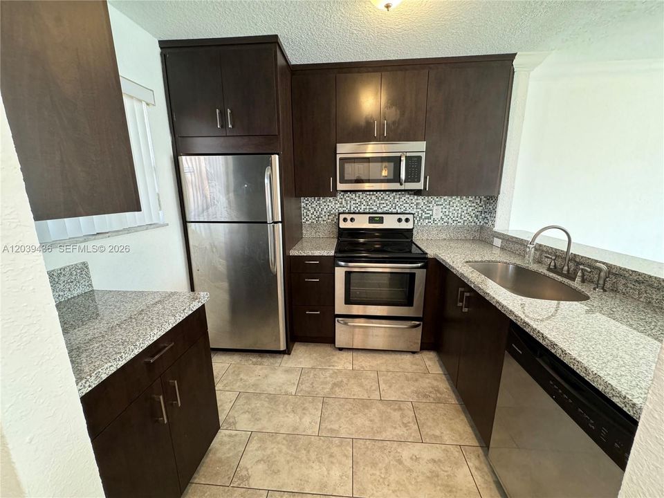 For Sale: $165,000 (1 beds, 1 baths, 710 Square Feet)