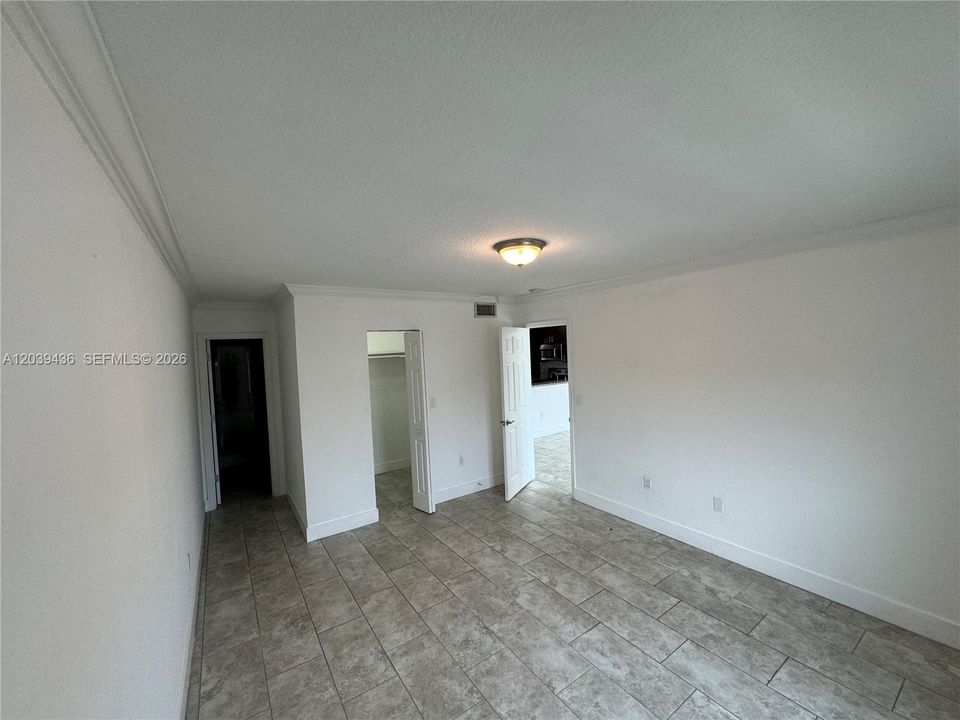 For Sale: $165,000 (1 beds, 1 baths, 710 Square Feet)