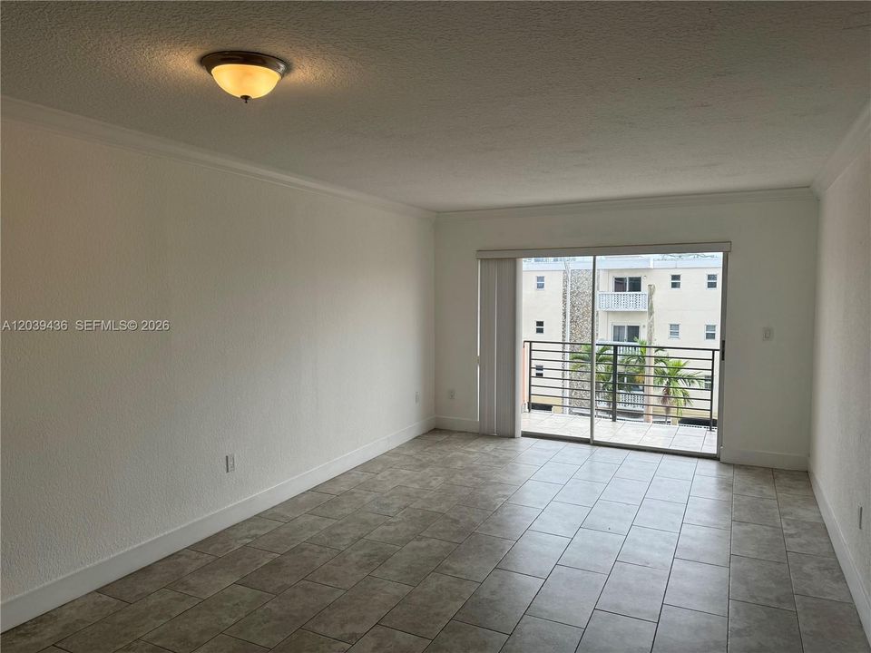 For Sale: $165,000 (1 beds, 1 baths, 710 Square Feet)