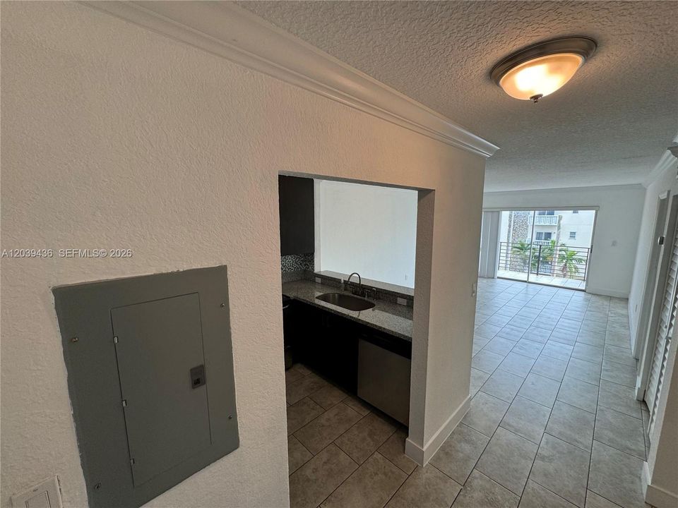 For Sale: $165,000 (1 beds, 1 baths, 710 Square Feet)