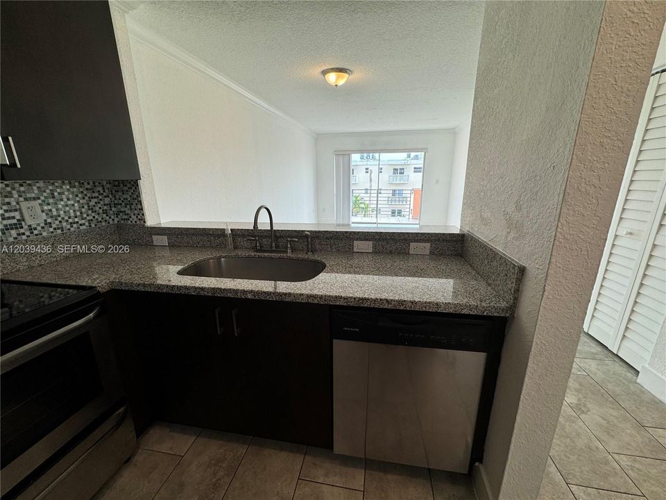 For Sale: $165,000 (1 beds, 1 baths, 710 Square Feet)