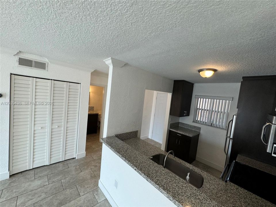 For Sale: $165,000 (1 beds, 1 baths, 710 Square Feet)