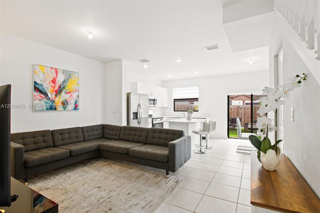 En Venta: $450,000 (3 camas, 3 baños, 1328 Pies cuadrados)
