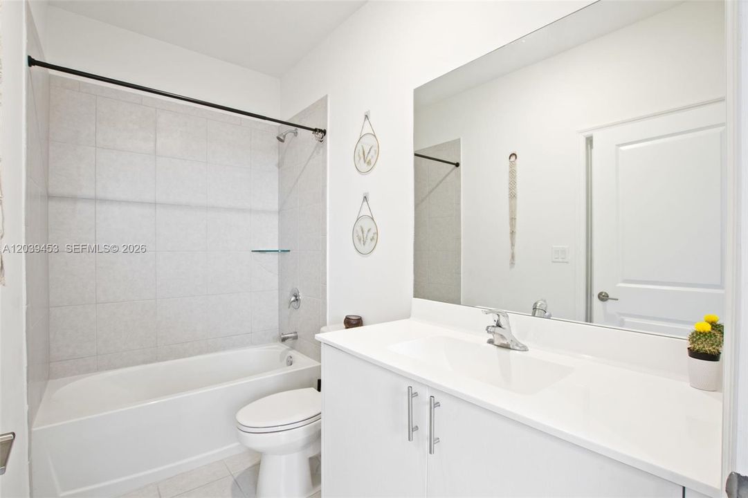 En Venta: $450,000 (3 camas, 3 baños, 1328 Pies cuadrados)