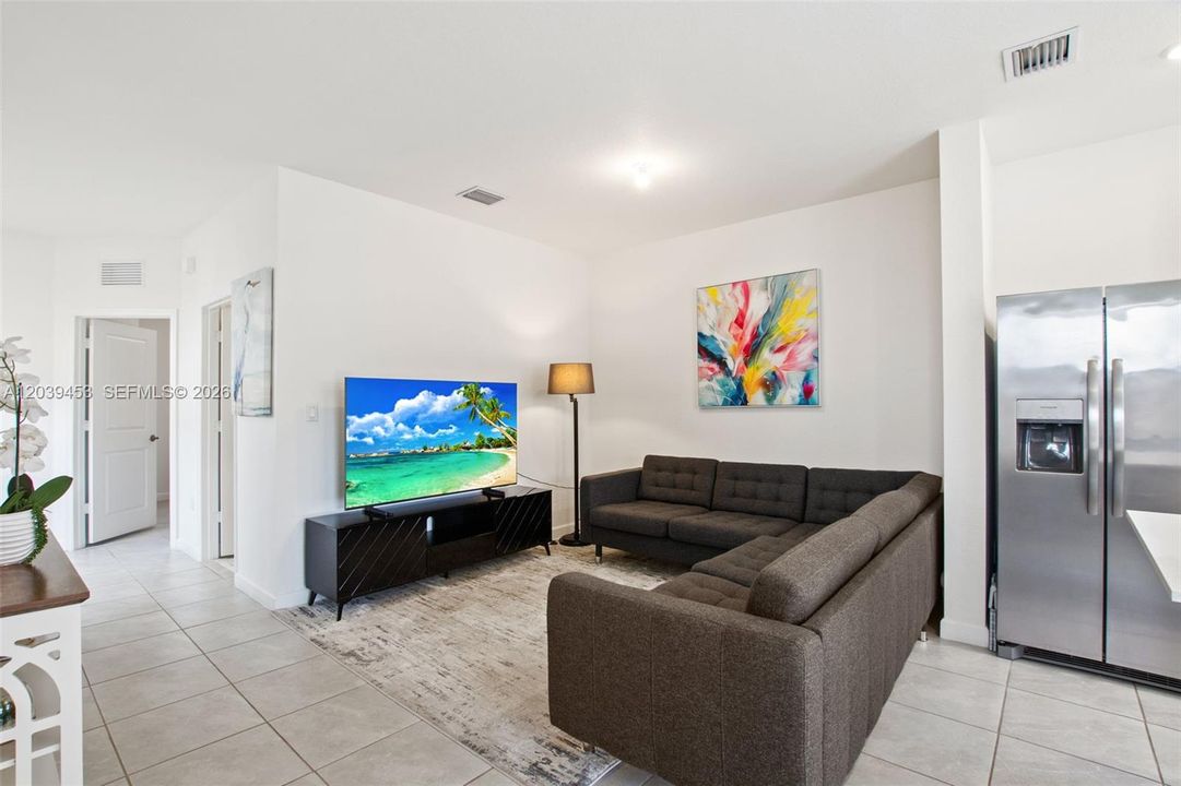 En Venta: $450,000 (3 camas, 3 baños, 1328 Pies cuadrados)