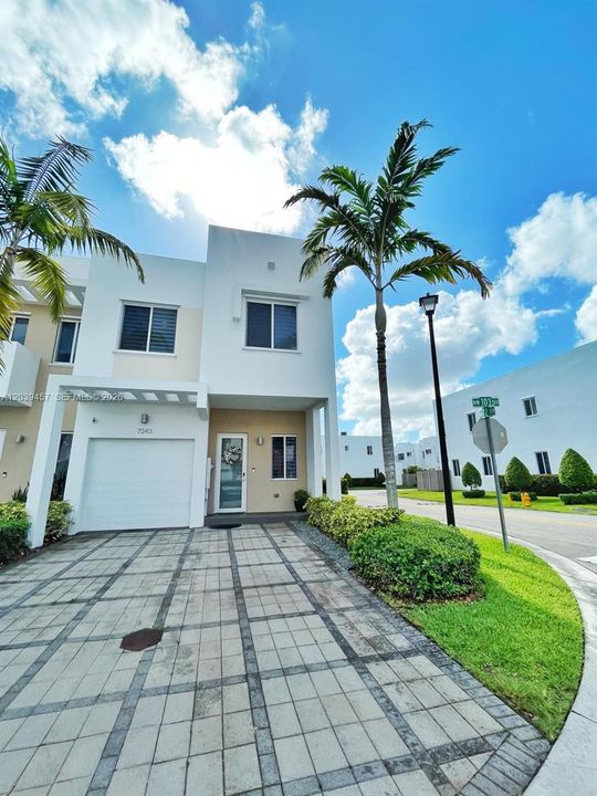 En Venta: $825,000 (4 camas, 3 baños, 2043 Pies cuadrados)