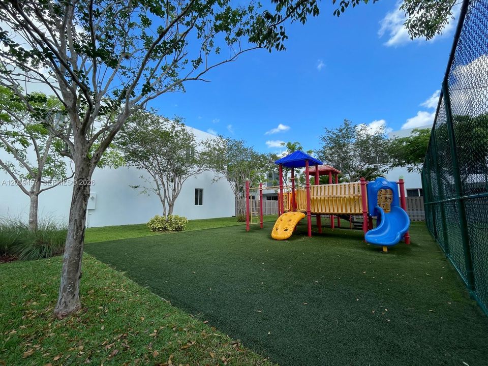 En Venta: $825,000 (4 camas, 3 baños, 2043 Pies cuadrados)