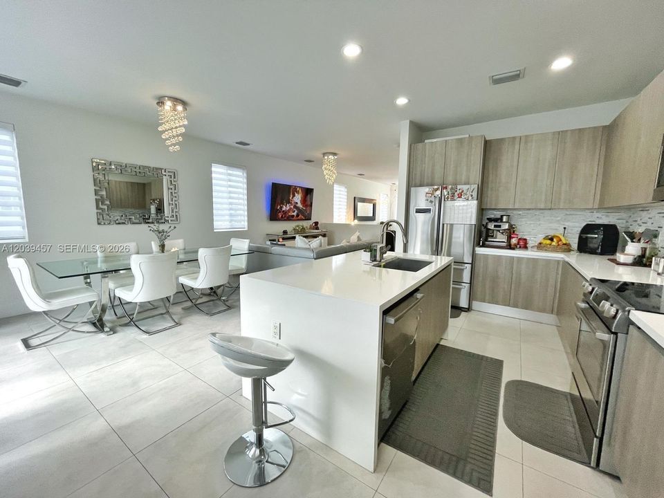 En Venta: $825,000 (4 camas, 3 baños, 2043 Pies cuadrados)