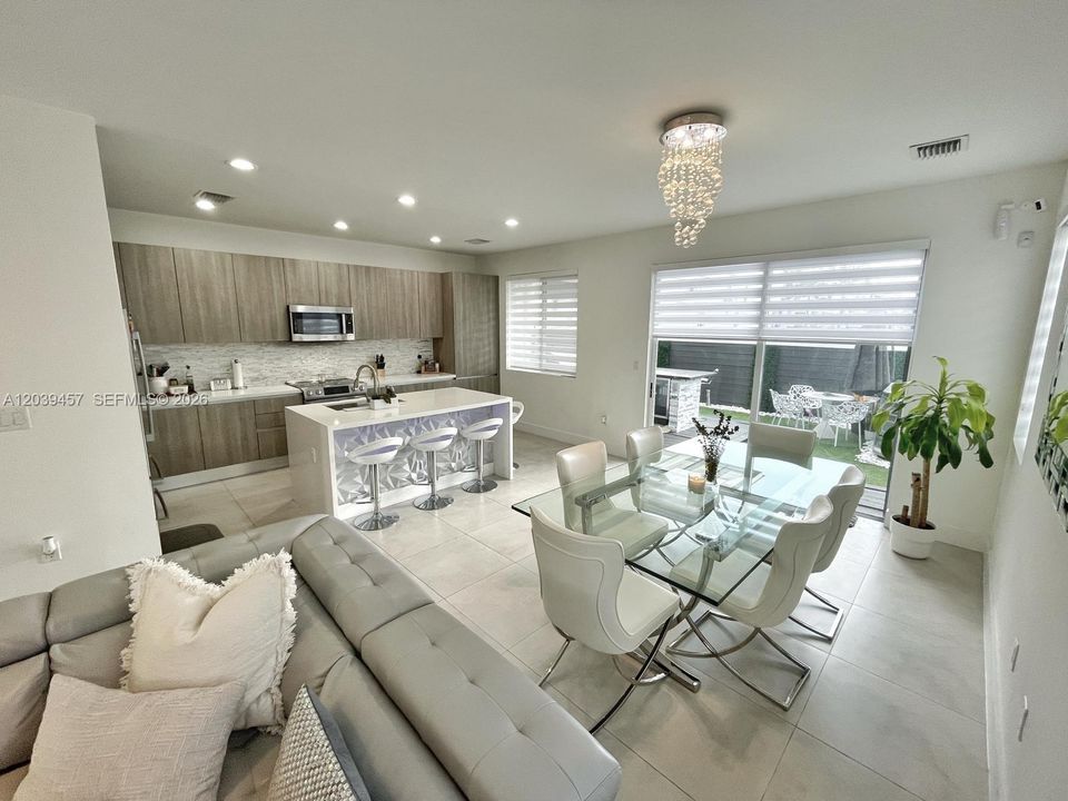 En Venta: $825,000 (4 camas, 3 baños, 2043 Pies cuadrados)