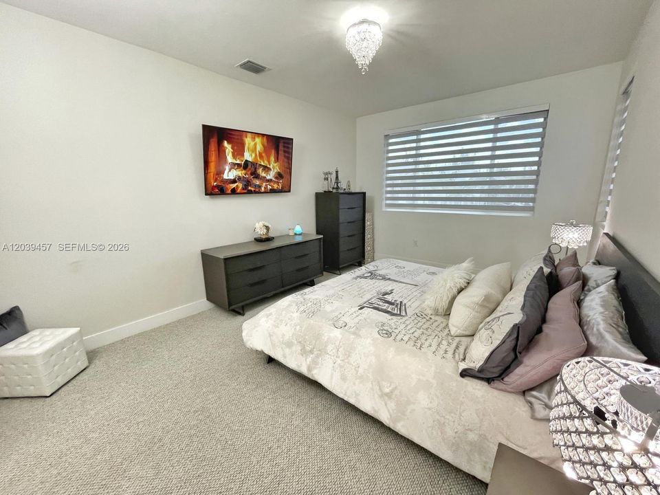 En Venta: $825,000 (4 camas, 3 baños, 2043 Pies cuadrados)