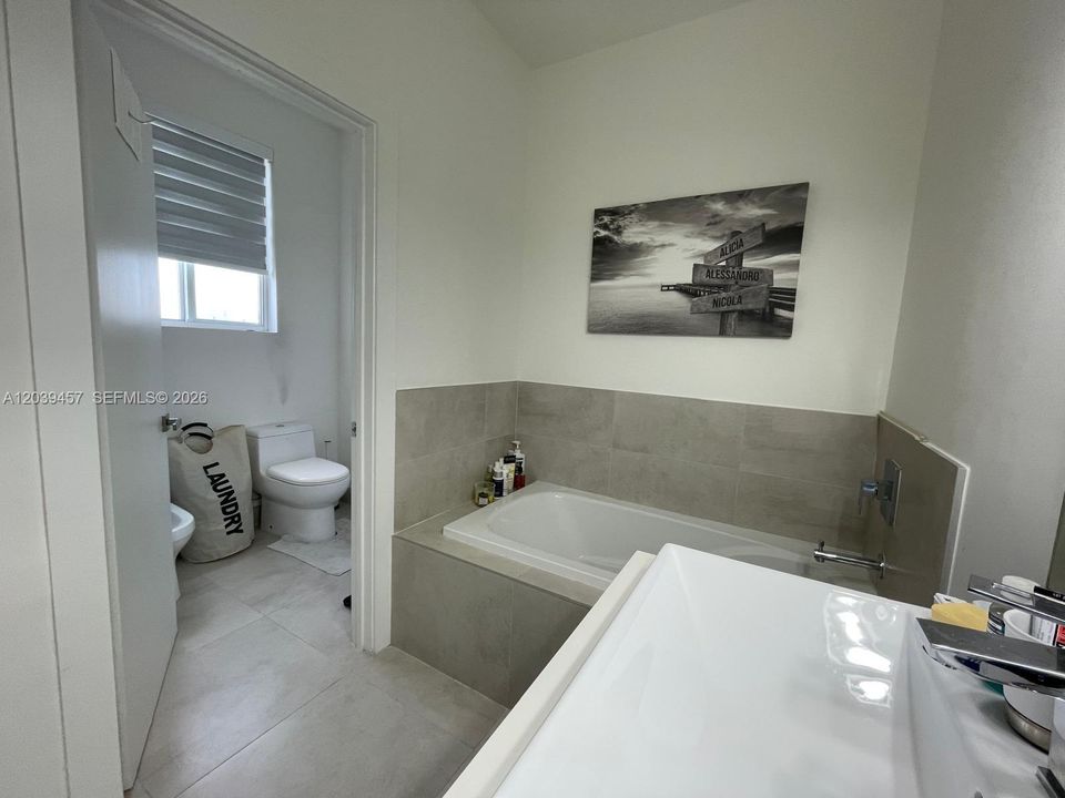 En Venta: $825,000 (4 camas, 3 baños, 2043 Pies cuadrados)