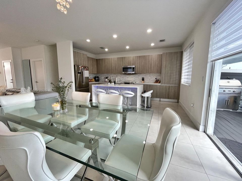 En Venta: $825,000 (4 camas, 3 baños, 2043 Pies cuadrados)