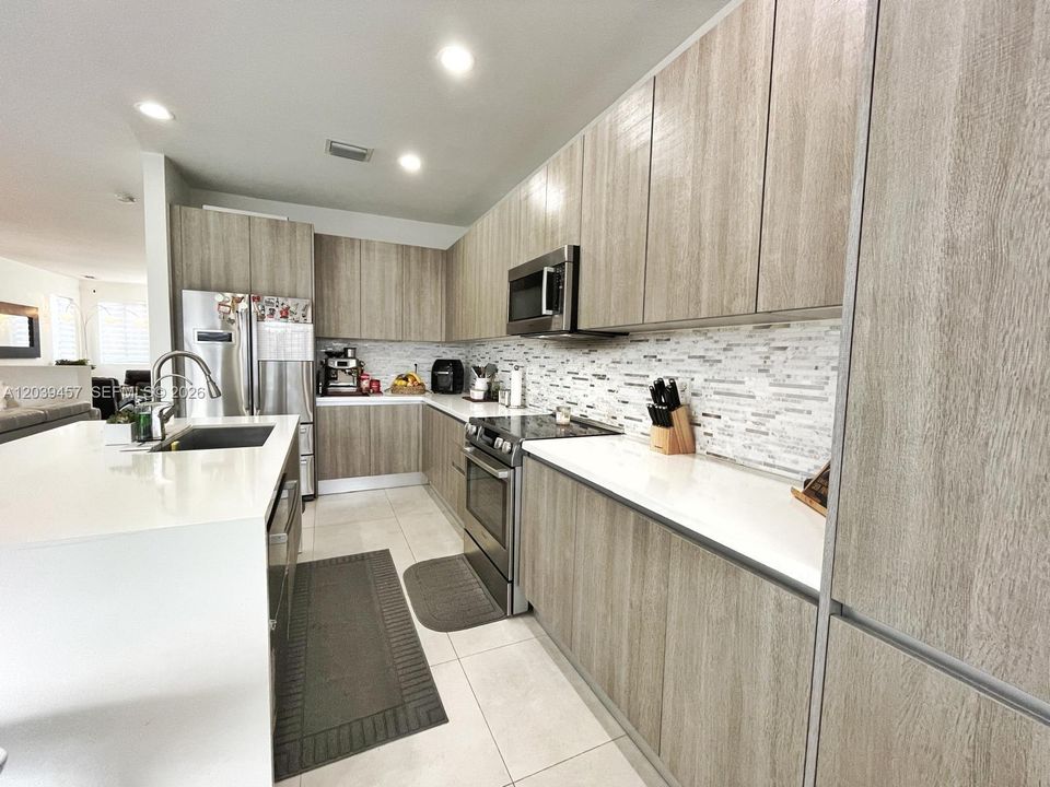 En Venta: $825,000 (4 camas, 3 baños, 2043 Pies cuadrados)