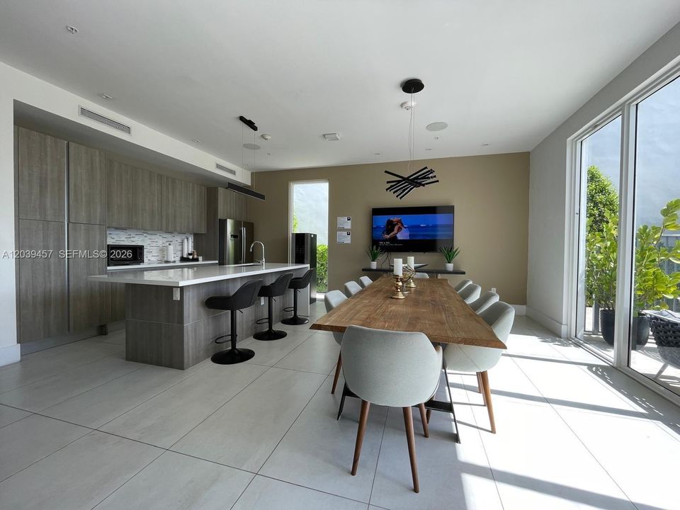 En Venta: $825,000 (4 camas, 3 baños, 2043 Pies cuadrados)