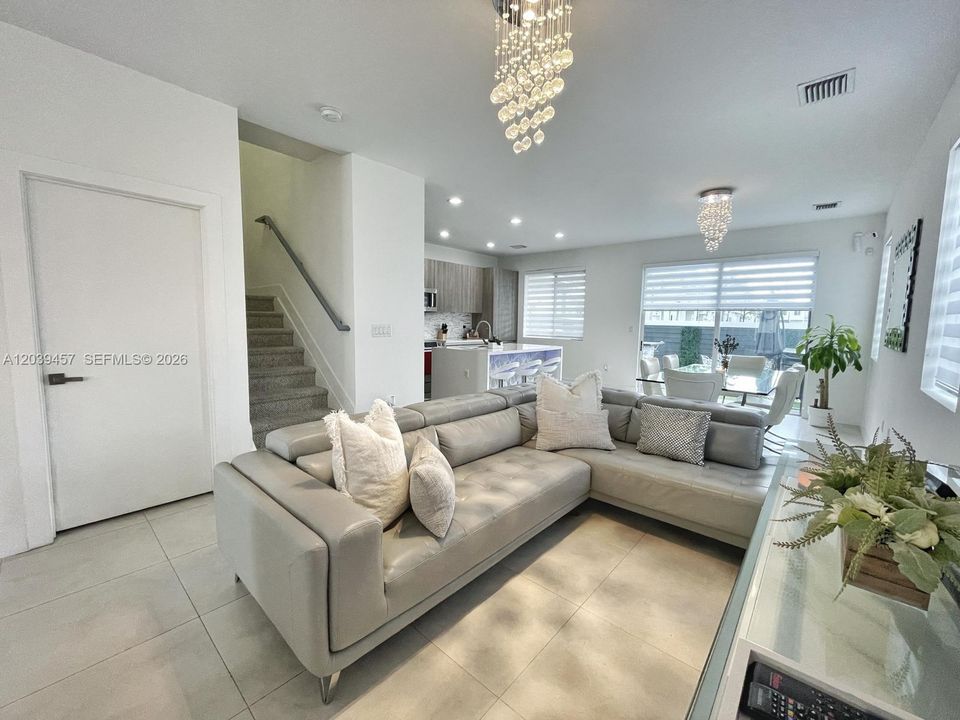 En Venta: $825,000 (4 camas, 3 baños, 2043 Pies cuadrados)
