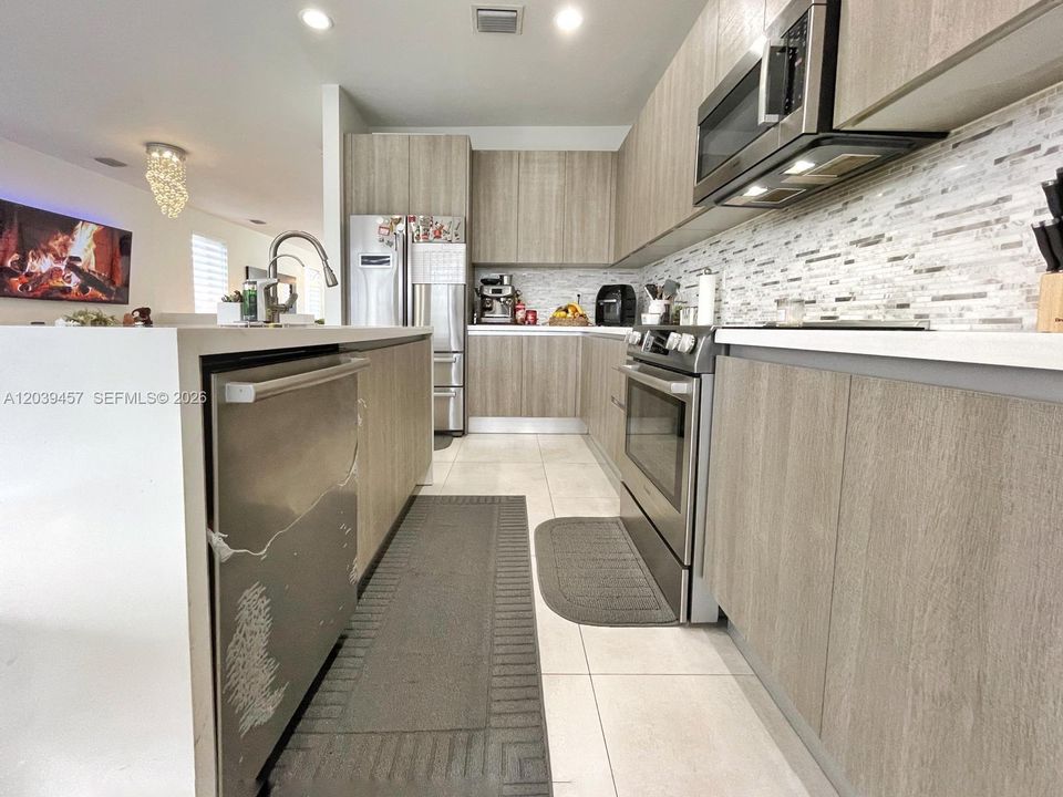 En Venta: $825,000 (4 camas, 3 baños, 2043 Pies cuadrados)