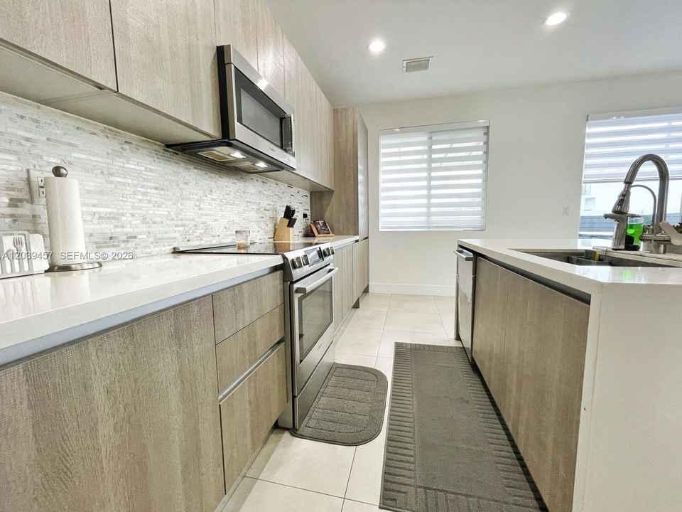 En Venta: $825,000 (4 camas, 3 baños, 2043 Pies cuadrados)