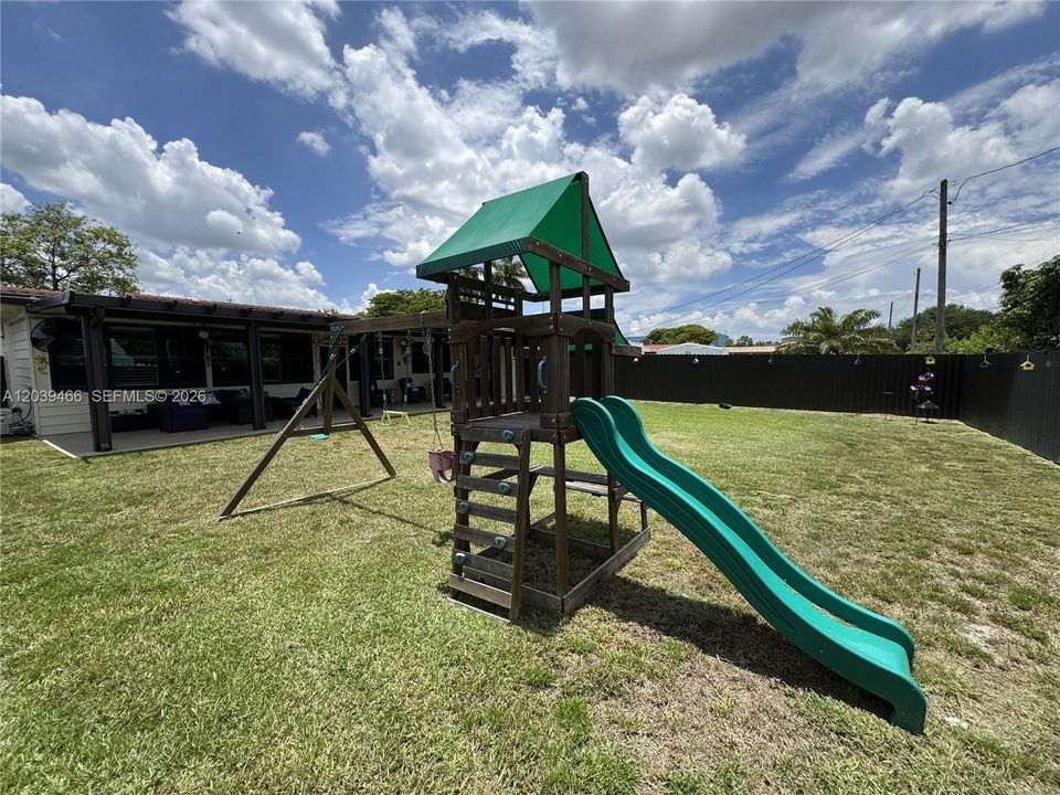 En Venta: $931,350 (4 camas, 2 baños, 2232 Pies cuadrados)