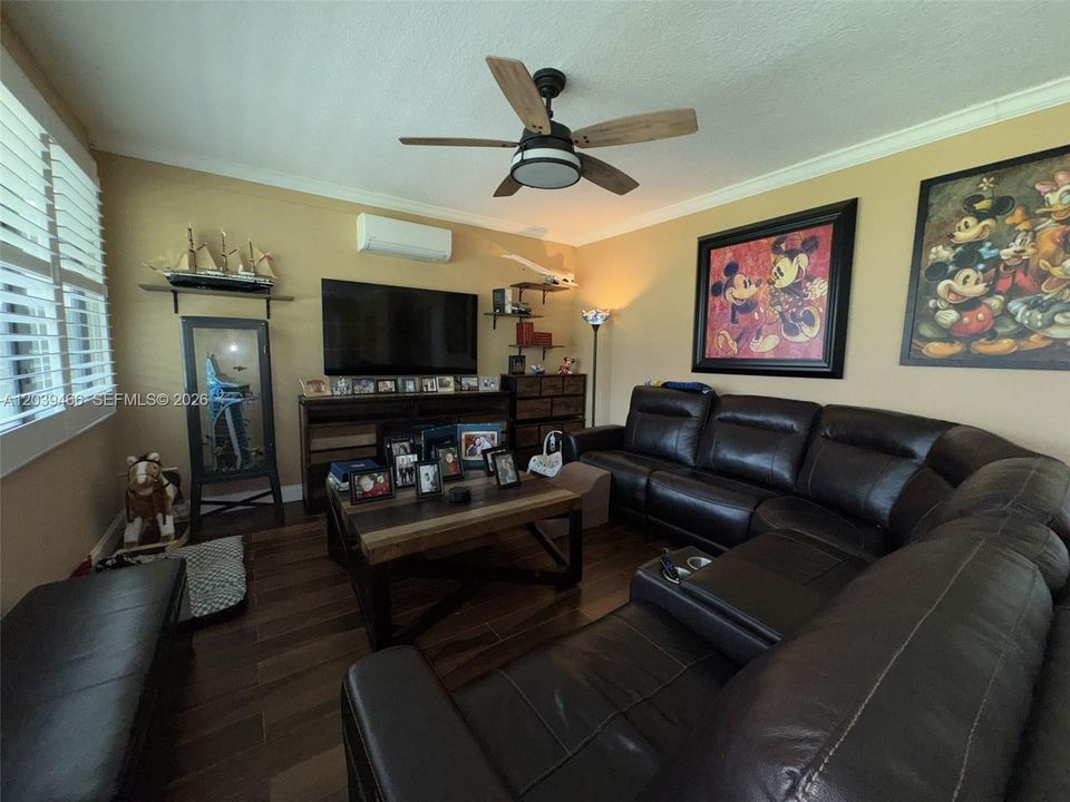 En Venta: $931,350 (4 camas, 2 baños, 2232 Pies cuadrados)