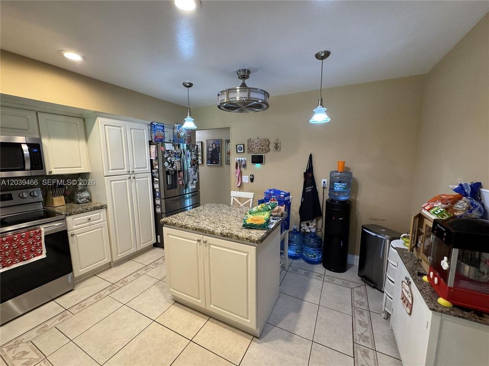En Venta: $931,350 (4 camas, 2 baños, 2232 Pies cuadrados)