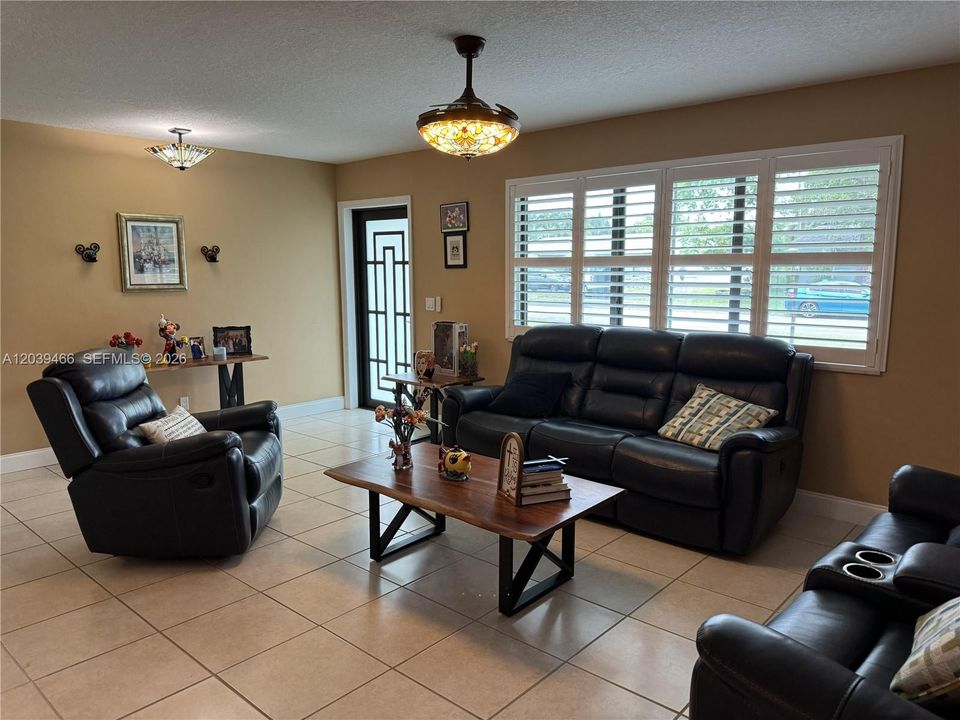En Venta: $931,350 (4 camas, 2 baños, 2232 Pies cuadrados)