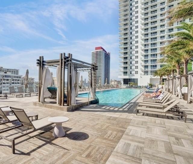 For Sale: $529,000 (1 beds, 1 baths, 702 Square Feet)