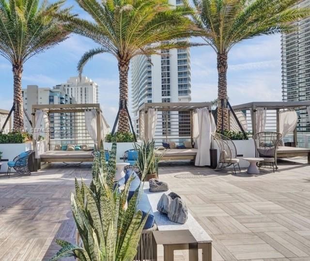 For Sale: $529,000 (1 beds, 1 baths, 702 Square Feet)