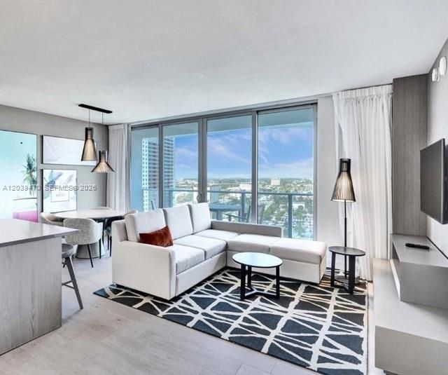 For Sale: $529,000 (1 beds, 1 baths, 702 Square Feet)