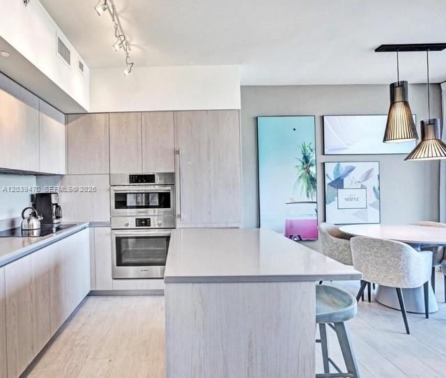 For Sale: $529,000 (1 beds, 1 baths, 702 Square Feet)